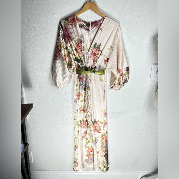 Beautiful Dress - Picture 7 of 9